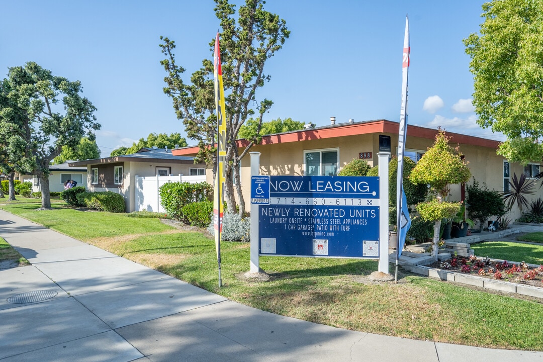870-899 S Philadelphia St. in Anaheim, CA - Foto de edificio