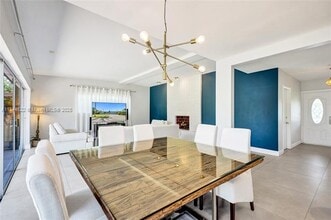 1940 NE 185th Ter in North Miami Beach, FL - Foto de edificio - Building Photo