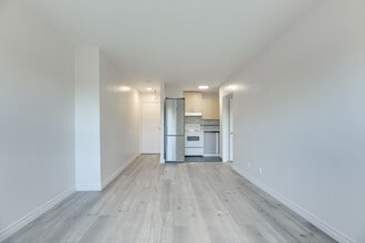 1 Birchlea Ave in Toronto, ON - Building Photo - Building Photo