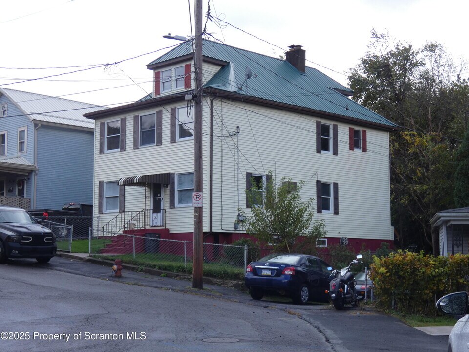 620 Sanderson Ave in Olyphant, PA - Building Photo