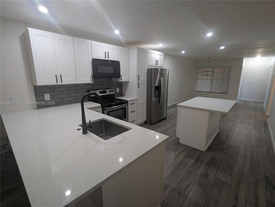 5904 S Rue Rd in West Palm Beach, FL - Building Photo