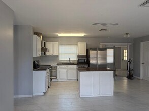 107 NW Curtis St in Port St. Lucie, FL - Foto de edificio - Building Photo