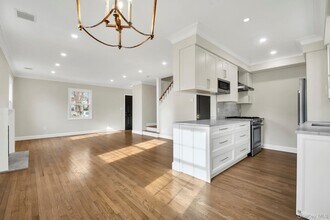 2 Bayview Ct in Manhasset, NY - Building Photo - Building Photo