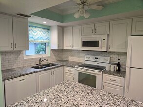 16881 Davis Rd, Unit 125 in Ft. Myers, FL - Foto de edificio - Building Photo