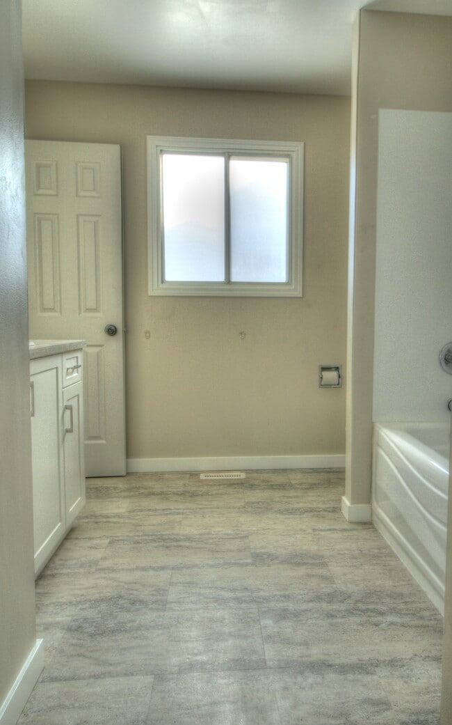 1703-142A 42a St in Vernon, BC - Building Photo - Building Photo