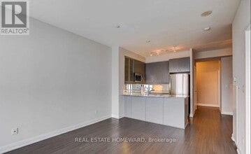 18 Yorkville Ave in Toronto, ON - Building Photo - Building Photo