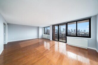 700 Grove St in Jersey City, NJ - Building Photo - Building Photo