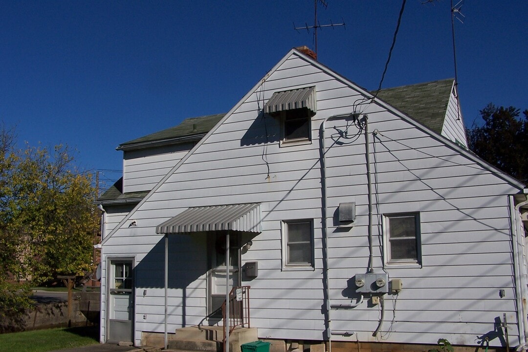 266 E North St in Carlisle, PA - Building Photo