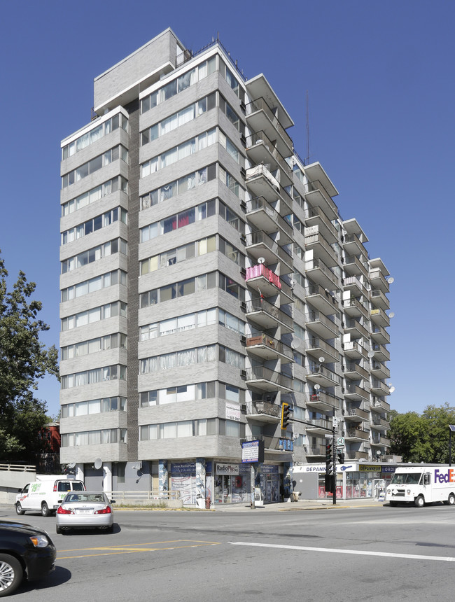 3404 Prud'homme Av in Montréal, QC - Building Photo - Building Photo