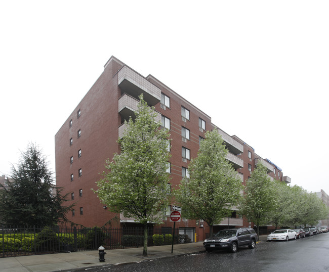 Austin Terrace in Rego Park, NY - Building Photo - Building Photo