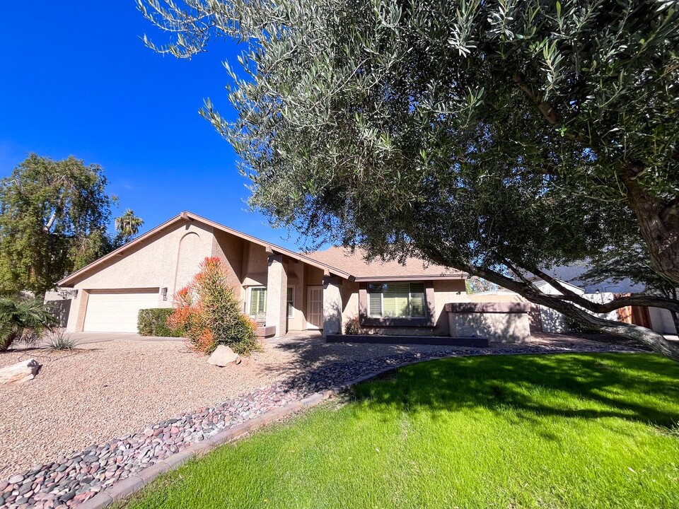 1906 E Caroline Ln in Tempe, AZ - Building Photo