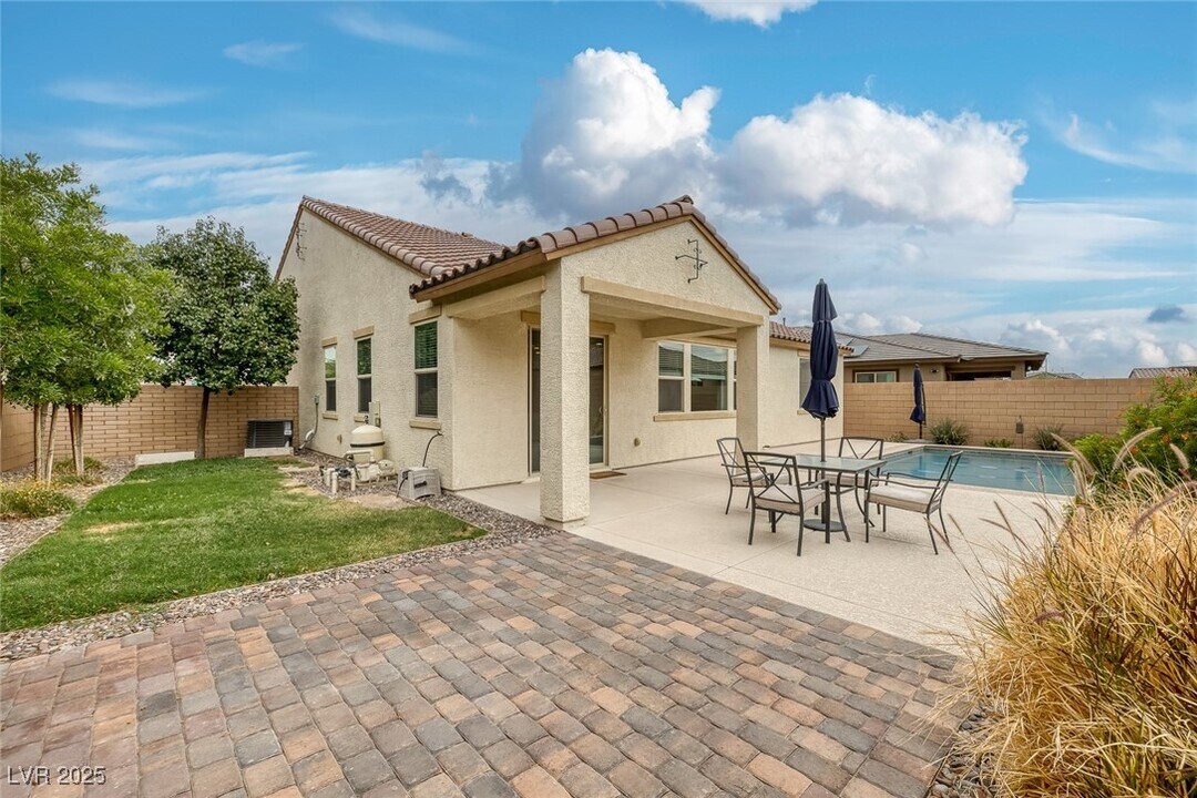 489 Intonation St in Henderson, NV - Building Photo