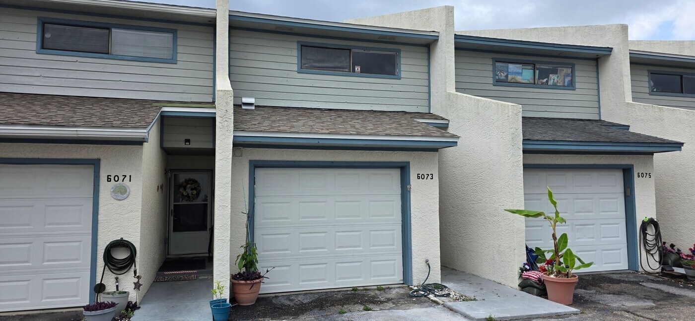 6073 E Hwy 98 in Panama City, FL - Building Photo