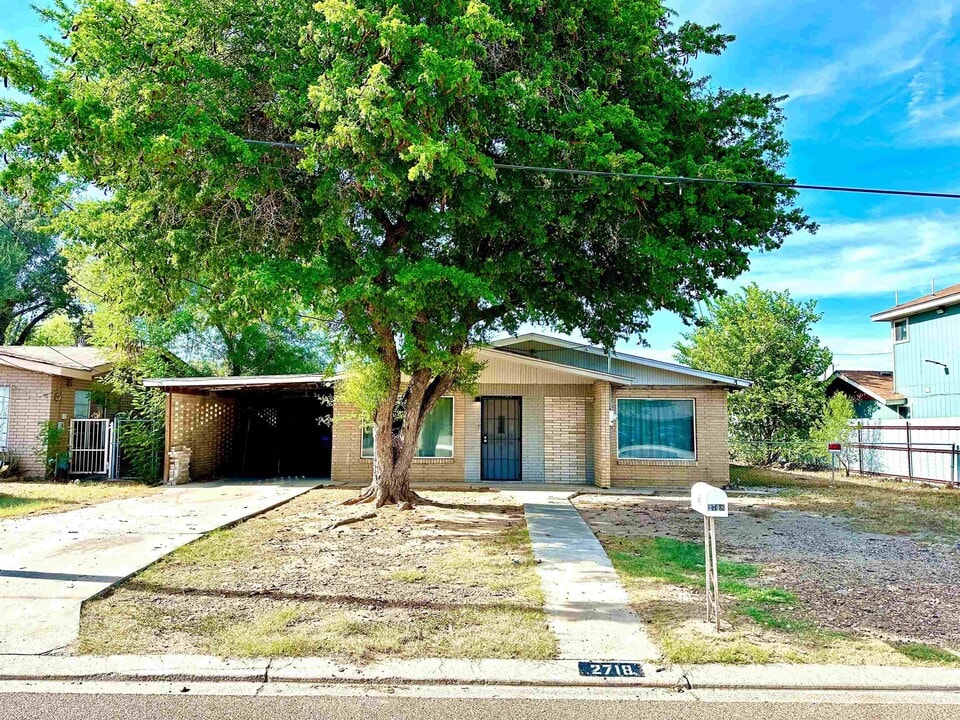 2718 Garfield St in Laredo, TX - Building Photo