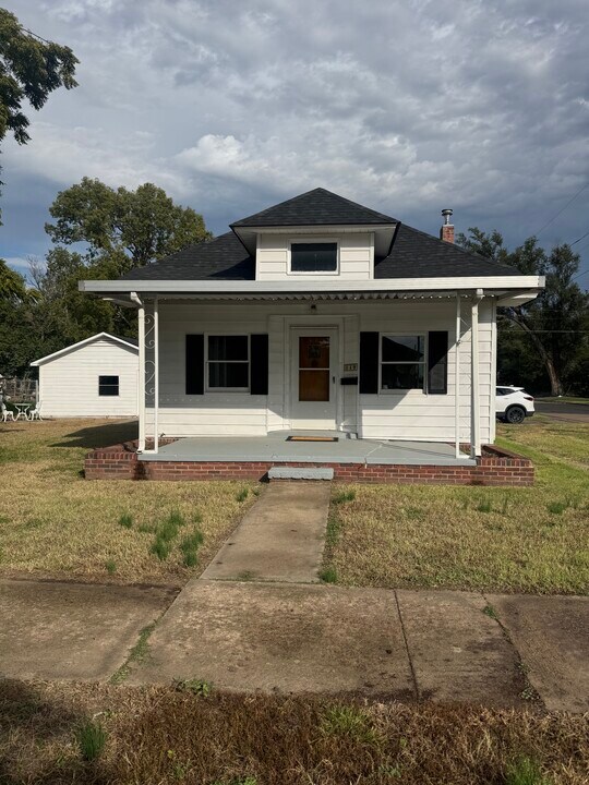 449 S College Ave in Salina, KS - Building Photo