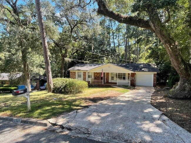 2413 Mayfair Rd in Tallahassee, FL - Foto de edificio - Building Photo