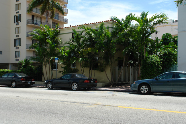 1233 Collins Ave in Miami Beach, FL - Building Photo - Building Photo