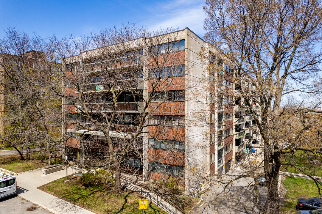 Place Northcrest in Montréal, QC - Building Photo