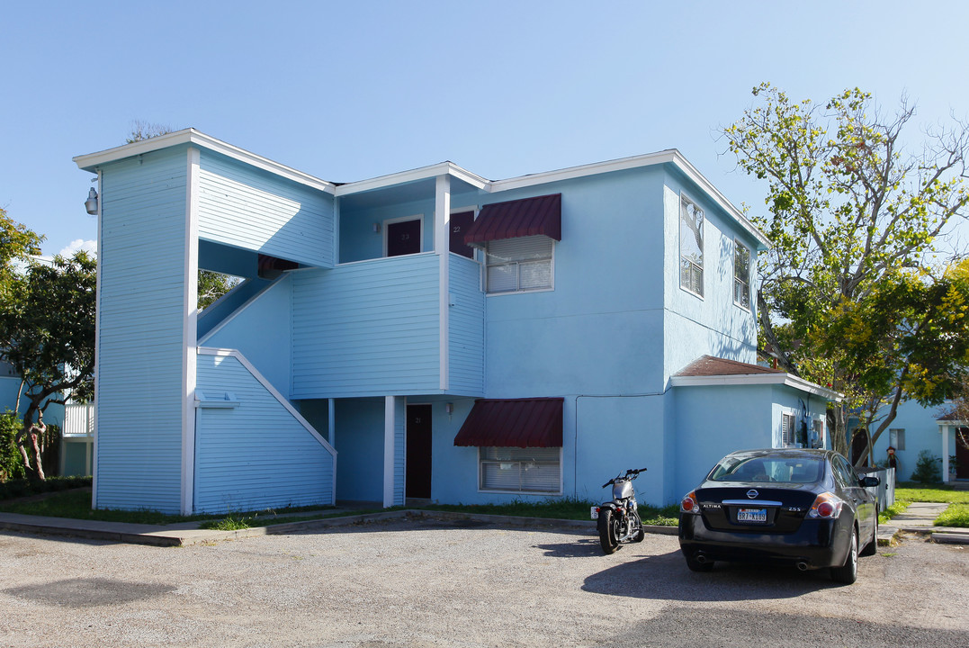 Caracole Apartments in Corpus Christi, TX - Building Photo