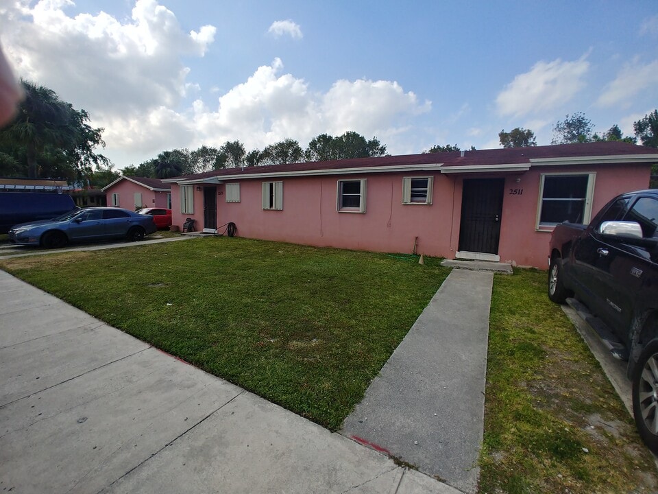 2511 NW 175th Ter, Unit 2511 in Miami Gardens, FL - Foto de edificio