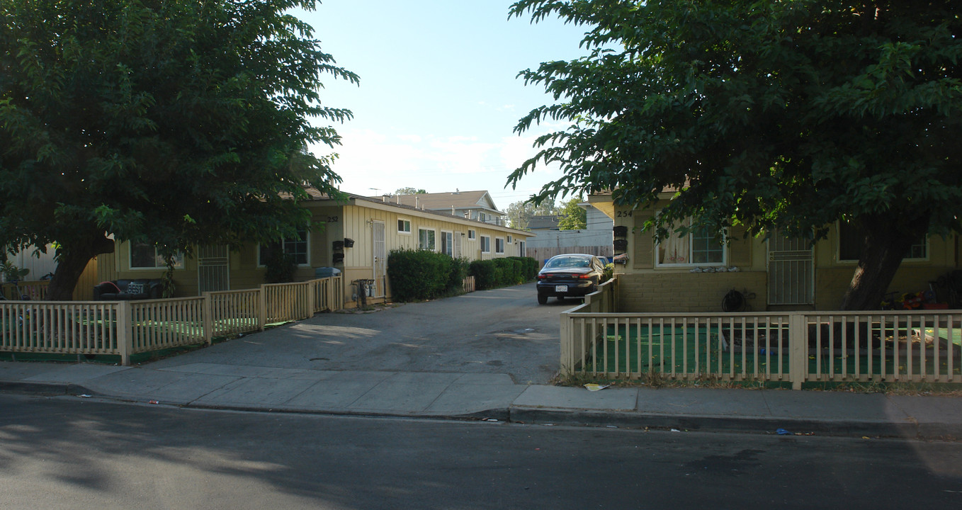 252-254 Selwyn Dr in Milpitas, CA - Building Photo