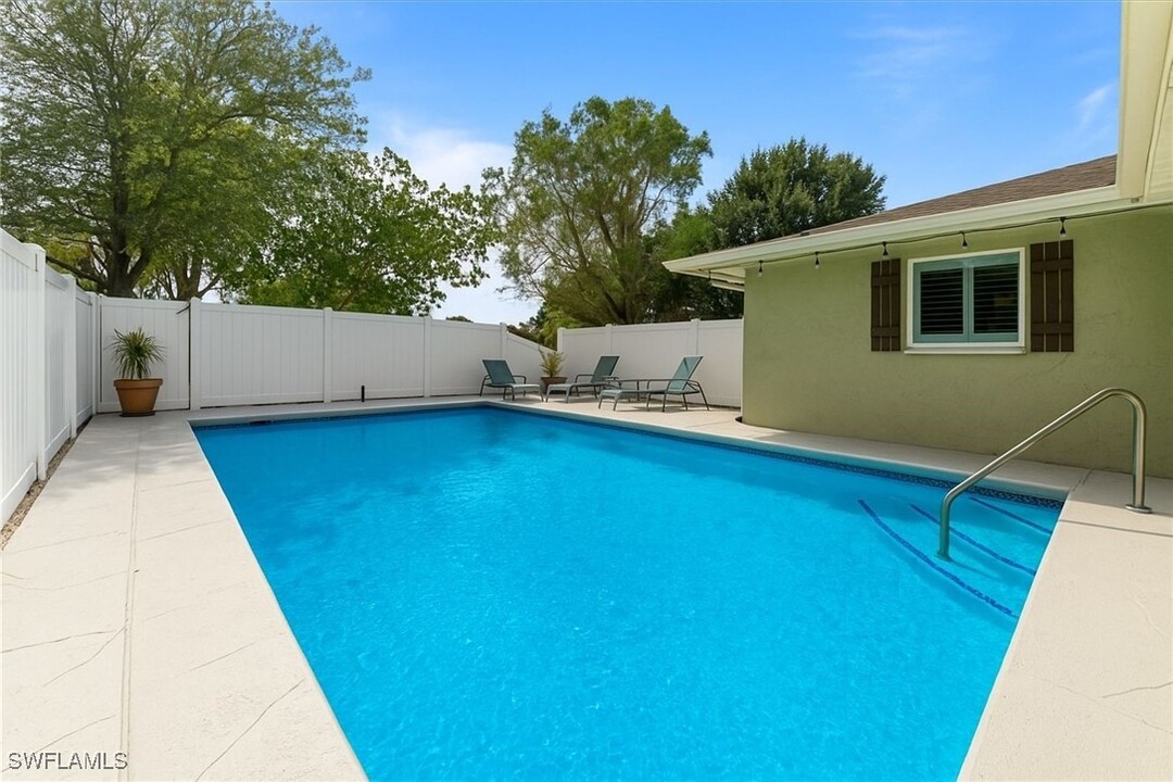 2473 Poinciana St in Naples, FL - Foto de edificio