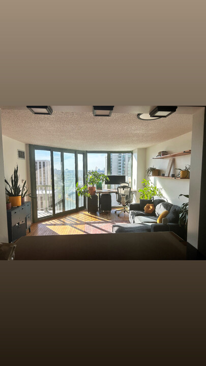 111 W Maple St, Unit 1009 in Chicago, IL - Building Photo