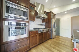 642 Hermosa Ave in Hermosa Beach, CA - Foto de edificio - Building Photo