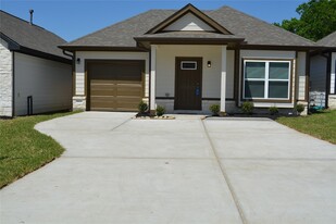 11816 E Gate Dr in Willis, TX - Building Photo