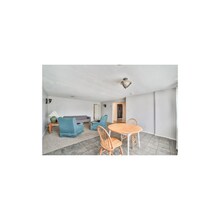 3648 S Park Ave, Unit Upper Front Unit in Blasdell, NY - Foto de edificio - Building Photo