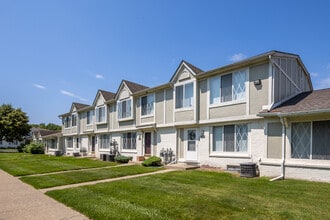 Beachwood Townhomes in Harrison Township, MI - Building Photo - Building Photo