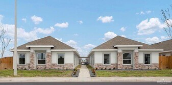 11 W Woodson Dr in Edinburg, TX - Building Photo