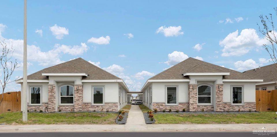11 W Woodson Dr in Edinburg, TX - Building Photo