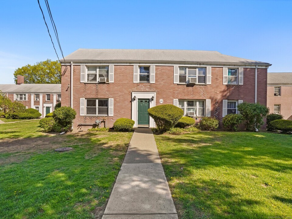 1078 E Main St in Stamford, CT - Building Photo
