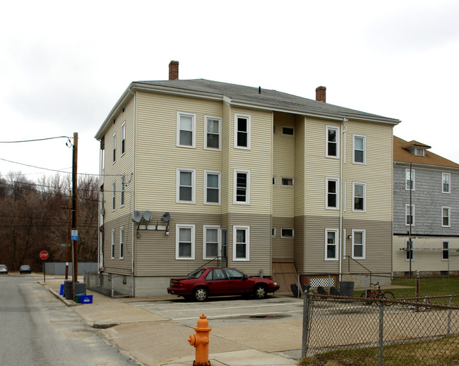 456 Fairmount St in Woonsocket, RI - Foto de edificio - Building Photo