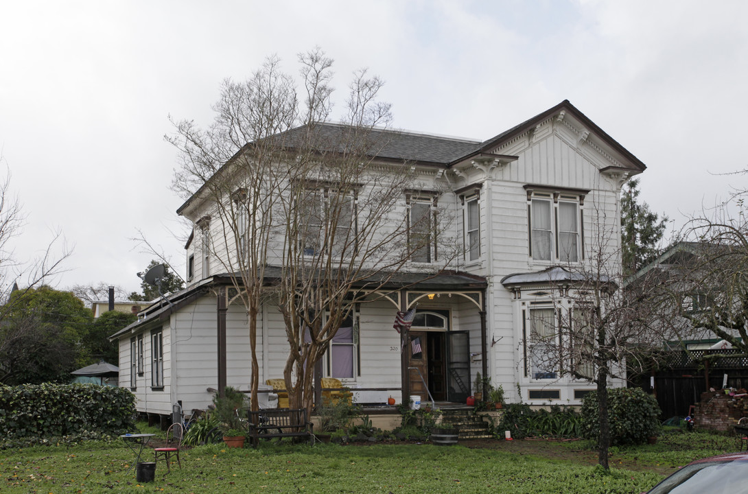 320 4th St in Petaluma, CA - Building Photo