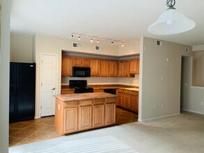 18250 N Cave Creek Rd in Phoenix, AZ - Building Photo - Building Photo