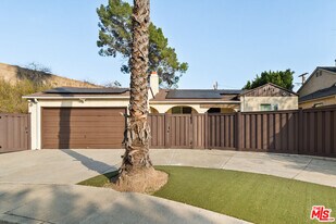 4530 Bakman Ave in Los Angeles, CA - Building Photo