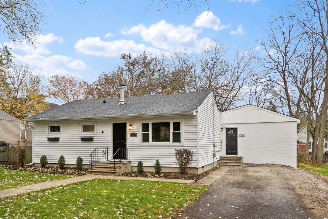 211 Babcock St in Elburn, IL - Building Photo