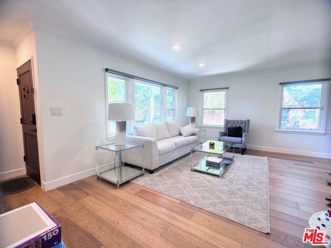 5664 Donna Ave in Los Angeles, CA - Foto de edificio - Building Photo