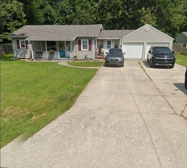 6055 Bryan Rd in Oregon, OH - Foto de edificio - Building Photo