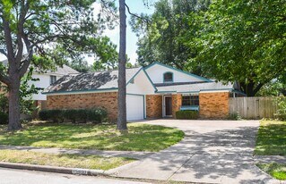 15803 Lakedale Dr in Houston, TX - Building Photo