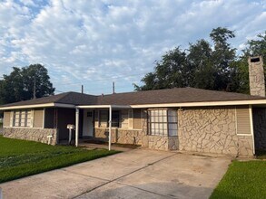 832 S 15th St in Nederland, TX - Foto de edificio - Building Photo