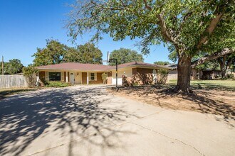 1046 Jan Lee Dr in Burkburnett, TX - Building Photo - Building Photo
