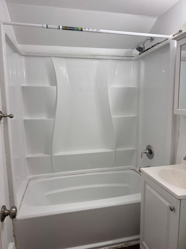 1566 E 256th St in Euclid, OH - Building Photo - Building Photo