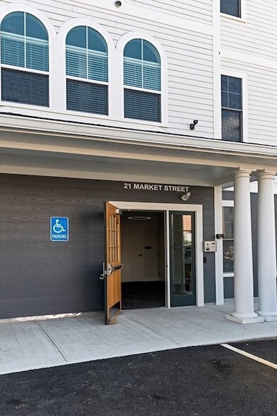 21 Market St, Unit 101 in Foxboro, MA - Foto de edificio - Building Photo