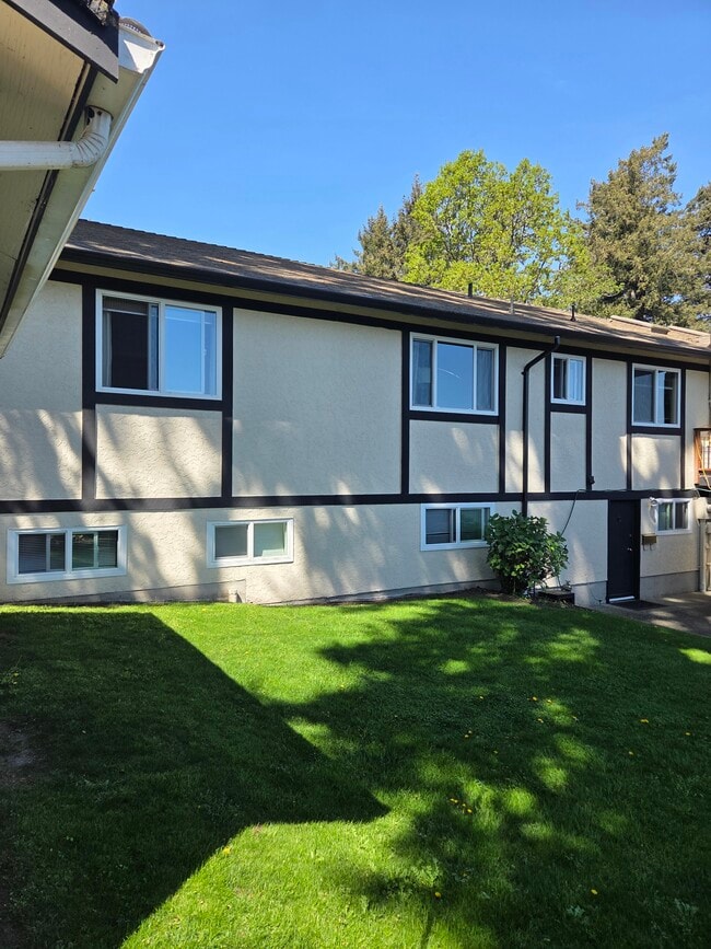 4104 Delmar Av in Victoria, BC - Building Photo - Building Photo