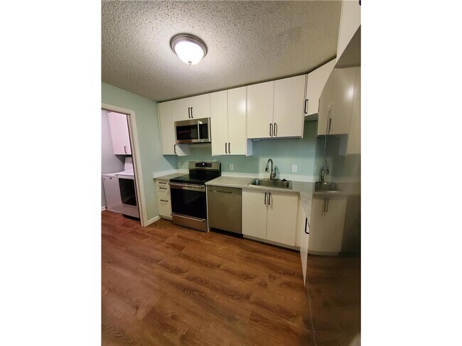 5697 Green Cir Dr-Unit -206 in Hopkins, MN - Building Photo - Building Photo
