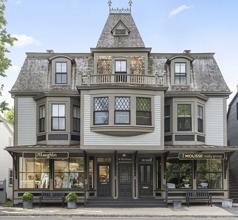 11 Central St in Manchester by the Sea, MA - Building Photo