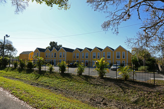 Desoto Apartments in Ft. Myers, FL - Foto de edificio - Building Photo